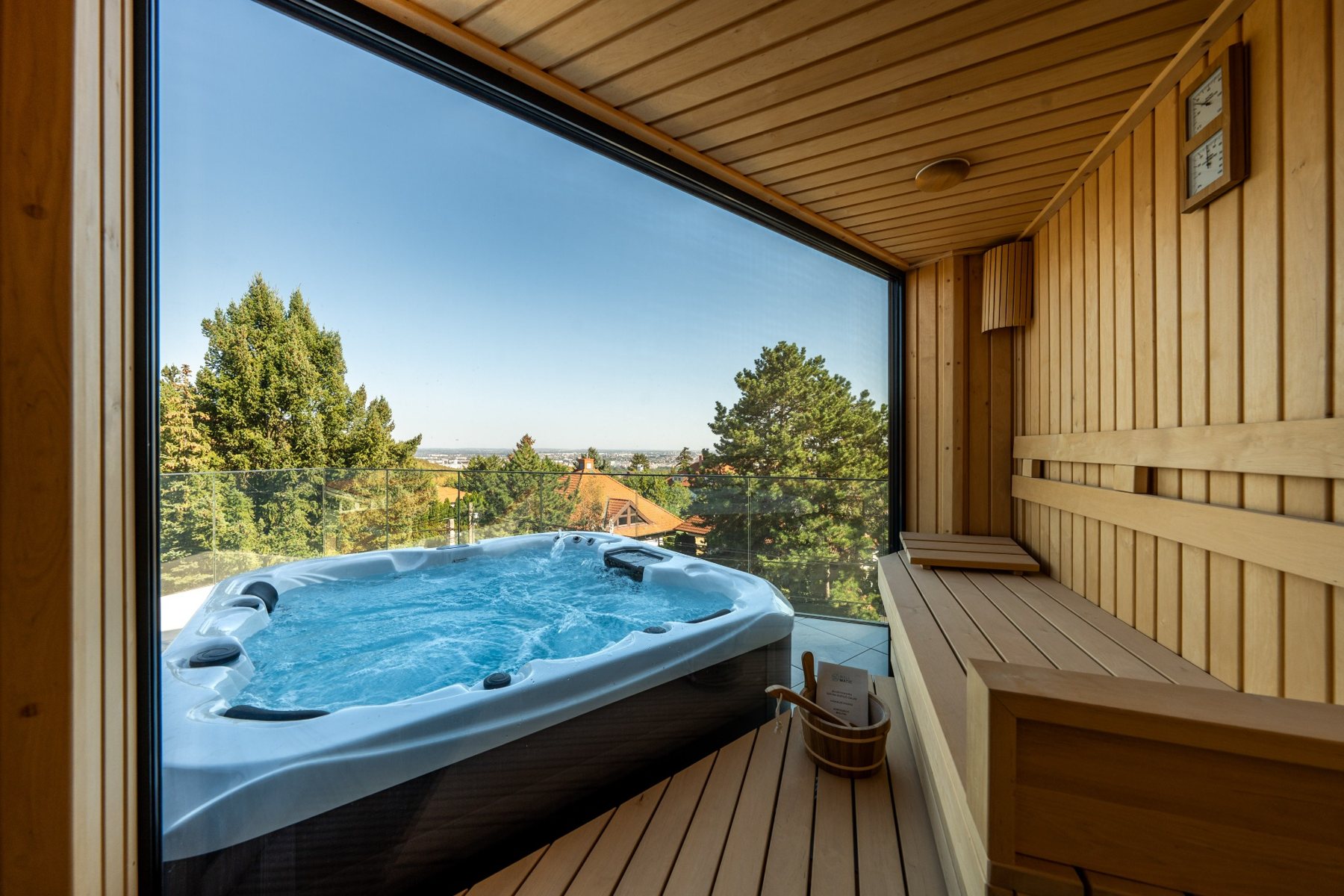 Tetőpanorámás wellness szaunával és jakuzzival